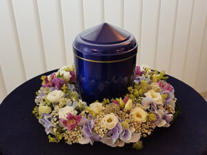 urnes entoure des roses
