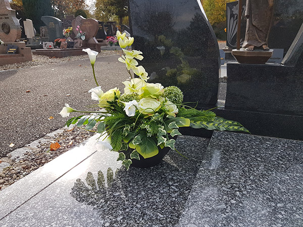 bouquet de fleurs sur marbrerie