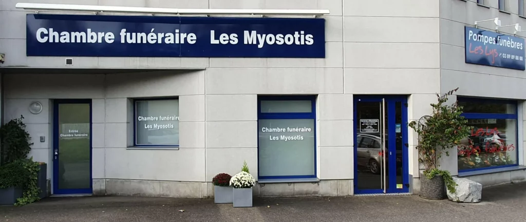 Façade extérieure de la chambre funéraire Les Myosotis avec enseigne bleue et porte d'entrée