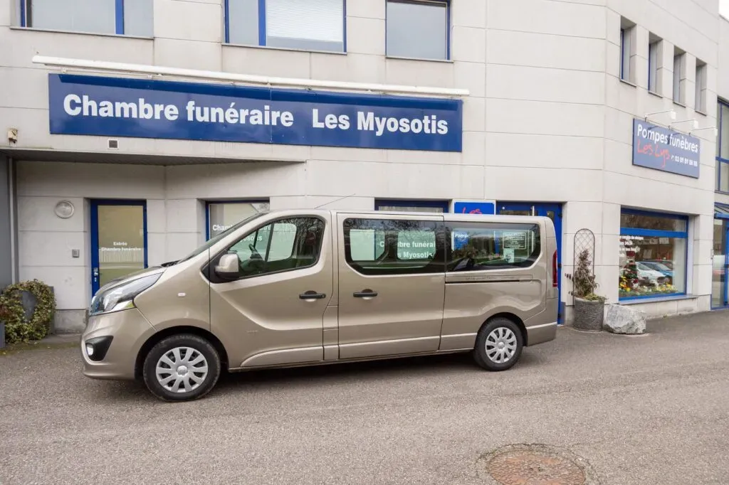 Fourgon de transport funéraire stationné devant le bâtiment de la chambre funéraire Les Myosotis